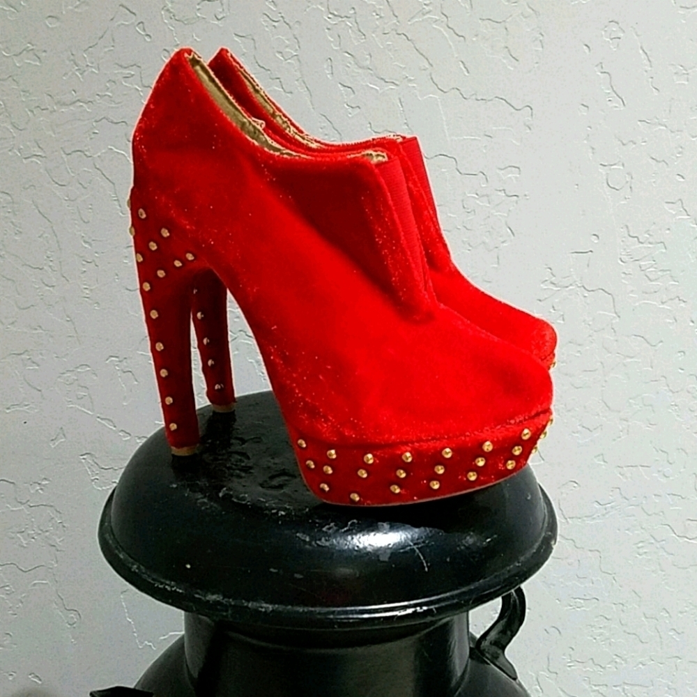VINTAGE FRH RED VELVET STAGE GOLD STUDDED PLATFORM HEELS MOBWIFE CLUBWEAR